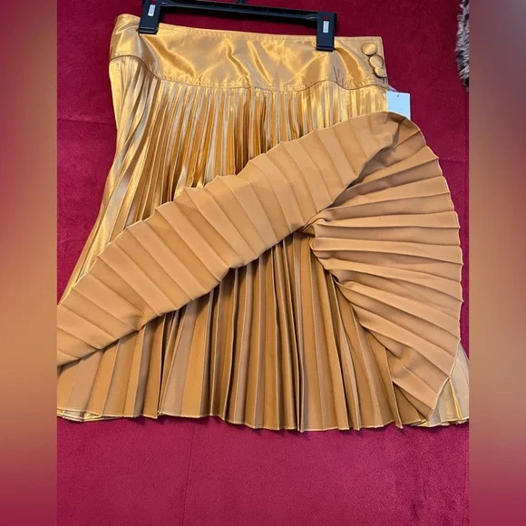 Beautiful Vertigo gold shimmery skirt - Picture 3 of 9